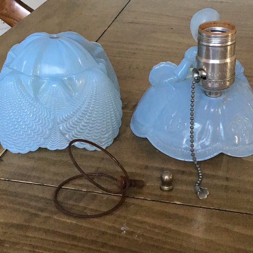 Vintage collectible L.E. Smith "Southern Belle" boudoir lamp. - Picture 11 of 13